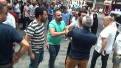 (ÖZEL İstiklal Caddesi'nde Turistlerin Tekme Tokat Kavgası Kamerada