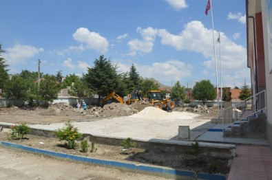 Sivrihisar Belediyesi Hasan Karacalar İlköğretim Okulu'nun Bahçesini Yenileniyor