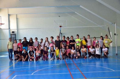 Adana'da Voleybol İl Spor Okulları'na 380 Sporcu Katılıyor