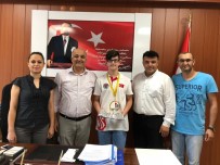 SAIM ESKIOĞLU - Kaymakam Eskioğlu, Şampiyon Öğrenciyi Ödüllendirdi