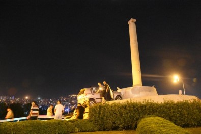 Kontrolden Çıkan Araç Smyrna Anıtı'nın Tepesine Çıktı