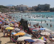 DAVUTLAR - Kuşadası'nda İğne Atsan Yere Düşmüyor