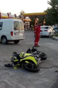 Traktör Ve Motosiklet Çarpıştı Açıklaması 2 Yaralı