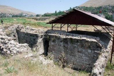 Bitlis Kalesi'nde 3 Yıl Aradan Sonra Kazı Çalışması