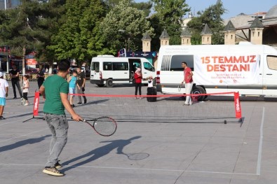Karaman'da 15 Temmuz Anısına Sokak Tenisi Şenliği Yapıldı