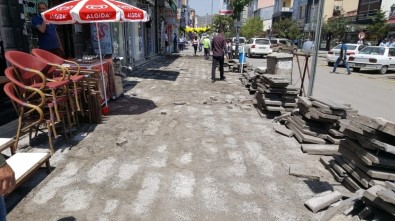 Kars Belediyesi Kazımpaşa Caddesi'nin Kaldırımlarını Yeniliyor
