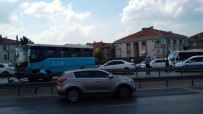 E5 KARAYOLU - (Özel) Özel Halk Otobüsü Bariyerlere Çıktı, Faciadan Dönüldü