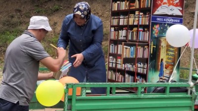 'Pat Pat' İle Köylerdeki Çocuklara Kitap Taşıyorlar