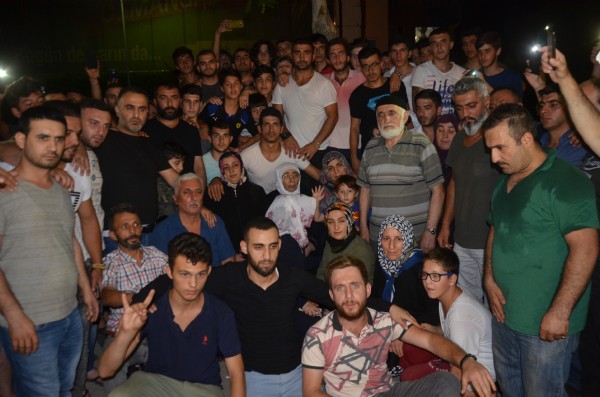 Alkışlarla cezaevine gönderdiler