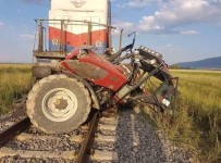 AHMET NECDET SEZER - Afyonkarahisar'da Tren Traktöre Çarptı, 1 Kişi Hayatını Kaybetti