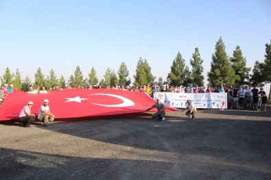 Bisikletçiler Mardin Kalesinde Dev Türk Bayrağını Açtı