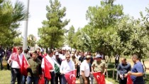 MURTAZA DAYANÇ - Eruhlu Vatandaşlardan Türk Bayraklarıyla Şehitlik Anıtı'na Ziyaret