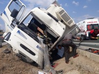 Kamyon Orta Refüje Devrildi  Açıklaması 1 Yaralı