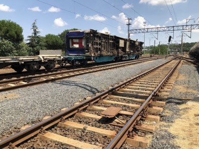 Tekirdağ'da Kaza Yapan Trenin Vagonları Kaldırılıyor