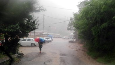 Zonguldak'ta Aniden Bastıran Şiddetli Yağmur Hayatı Olumsuz Etkiledi