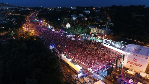 15 Temmuz Şehitler Köprüsü'ne insan seli