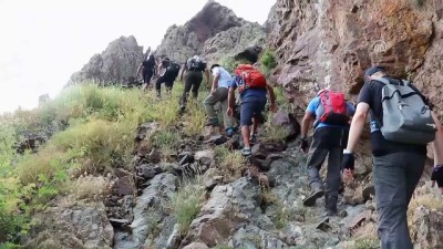 15 Temmuz Şehitleri İçin Tekelti Dağı'na Tırmandılar