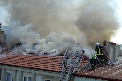 Burdur'da Çatı Yangını Korkuttu
