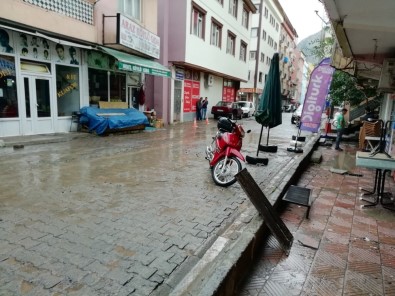 Erzurum'da Sağanak Yağış Sonrası İş Yerleri Su Altında Kaldı