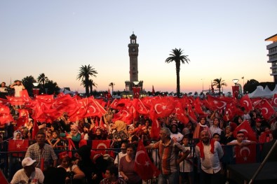 İzmir'de Demokrasi Nöbeti Başladı