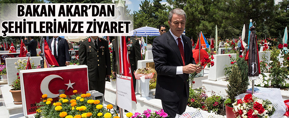 Milli Savunma Bakanı Akar şehitlerin mezarını ziyaret etti