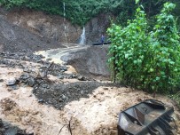 TOPRAK KAYMASI - Rize'de Aşırı Yağış Sele Neden Oldu