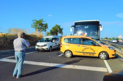 Tekirdağ'da Yolcu Otobüsü Taksi İle Çarpıştı, Trafik Durma Noktasına Geldi