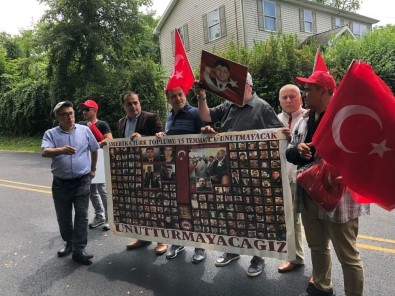 Terörist başı Gülen malikanesinin önünde protesto