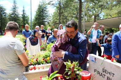Başkan Ak'tan 15 Temmuz Şehitlerine Kabir Ziyareti