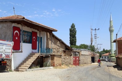 Bu Köye Gelenleri Kapı Ve Duvarlarda Türk Bayrakları Karşılıyor