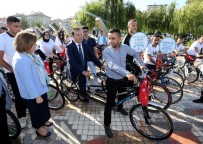 FIKRET MURAT TURAL - Büyükşehir Öğrencilere 300 Adet Bisiklet Dağıttı