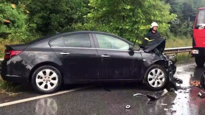 Otomobil İle Hafif Ticari Araç Çarpıştı Açıklaması 4 Yaralı
