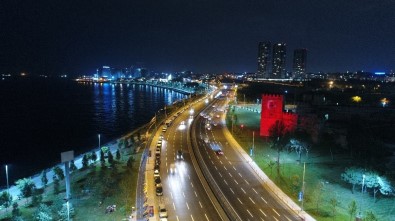İstanbul'un Surları Kırmızı Beyaza Büründü
