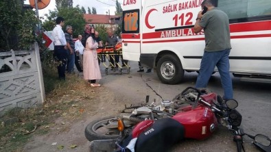 Sakarya'da Motosiklet İle Otomobil Çarpıştı Açıklaması 2 Yaralı