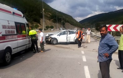 Samsun'da Otomobil Bariyere Çarptı Açıklaması 4 Yaralı