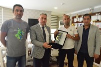 FEDERASYON BAŞKANI - Taşkesenligil'e Atletizm Teşekkür Plaketi