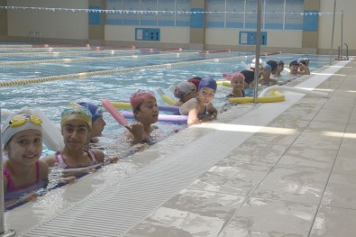 Kırsal Mahalle Sakini Çocuklara Tepebaşı Belediyesi'nden Karne Hediyesi