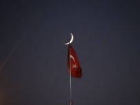 (ÖZEL) Taksim Camii Üzerinde Görülen Hilal Manzarası Mest Etti