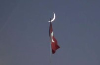 TAKSIM - Taksim Camii Üzerinde Görülen Hilal Manzarası Mest Etti