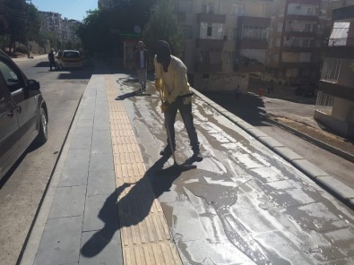 Yenişehir'de Kaldırımlara Bazalt Taşı Döşeniyor