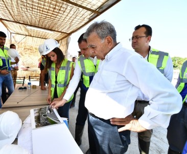 Başkan Çizmeleri Giydi, İzmir'in En Uzun Tünelini İnceledi