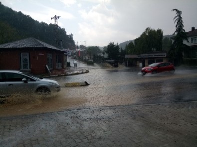 Beykoz Anadoluhisarı'nda Su Baskınında Sürücüler Araçta Mahsur Kaldı