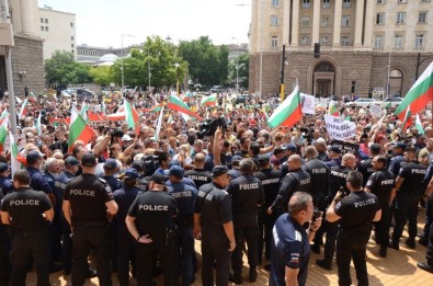 Bulgaristan'da Besiciler Zorla Bakanlar Kurulu Binasına Girmek İstedi