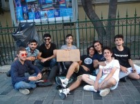 İstiklal Caddesi'nde '1 Lira'ya Dert Dinleme' Hizmeti