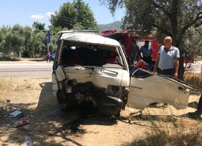 Milas'ta Ağaca Çarpan Araç Takla Attı; 1'İ Ağır, 2 Yaralı