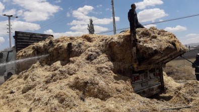Nevşehir'in Acıgöl İlçesinde  Saman Yüklü Kamyon Yandı