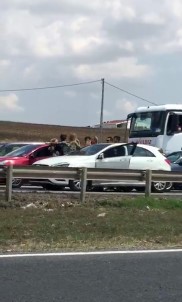 (Özel) Trafikteki Kadın Sürücülerin Saç Saça Baş Başa Kavgası Kamerada