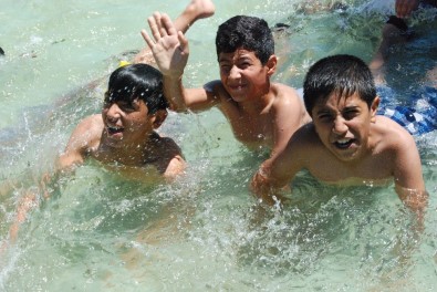 Şanlıurfa'da Çocukların Tehlikeli Serinlemesi