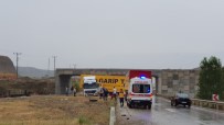 ÜST GEÇİT - Tosya'da Tır Refüje Çıktı Açıklaması 1 Yaralı