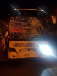 ALAADDIN KEYKUBAT - Yolcu Otobüsü İle Midibüs Çarpıştı Açıklaması 2 Yaralı